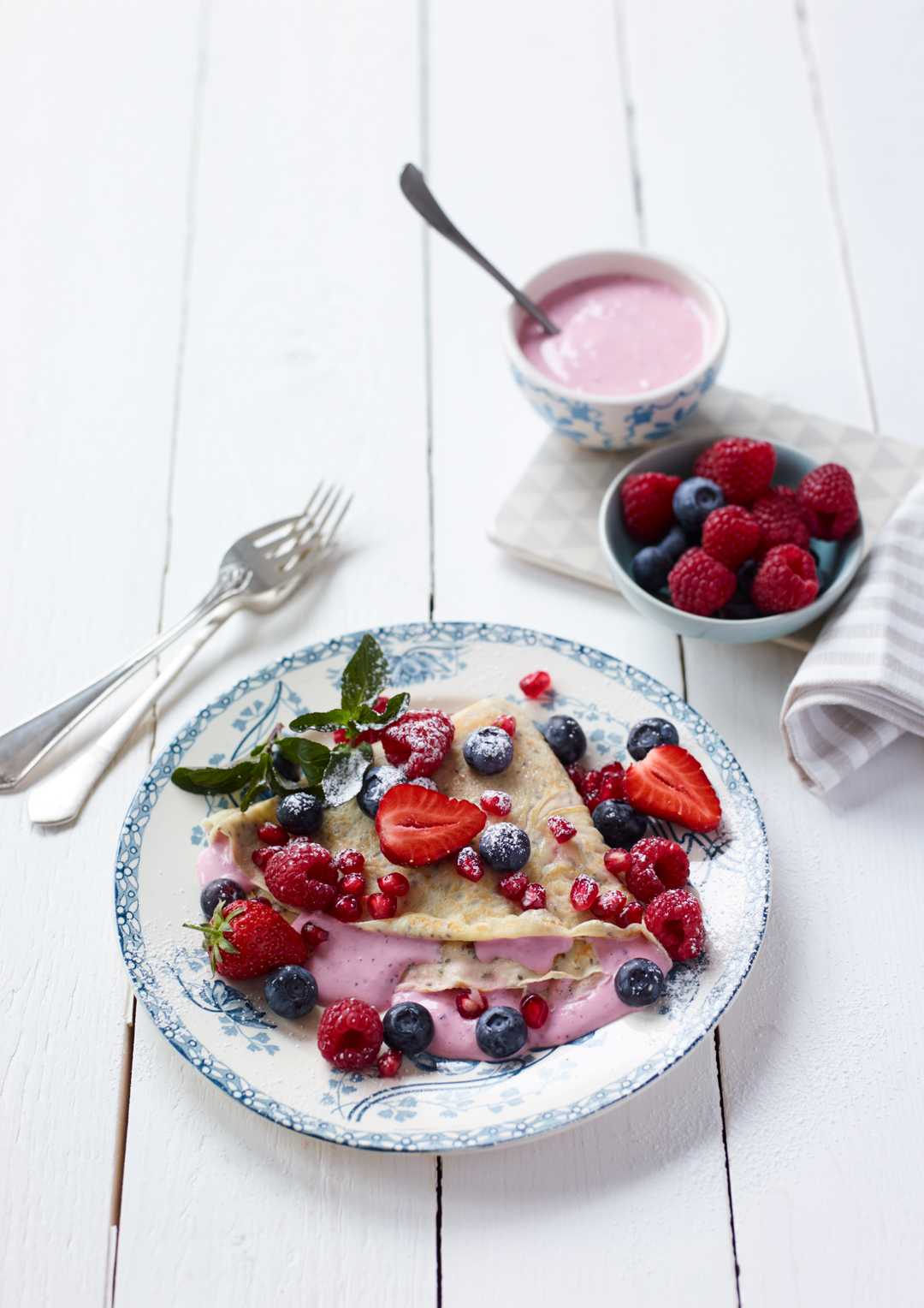 Chia crêpes with berry filling