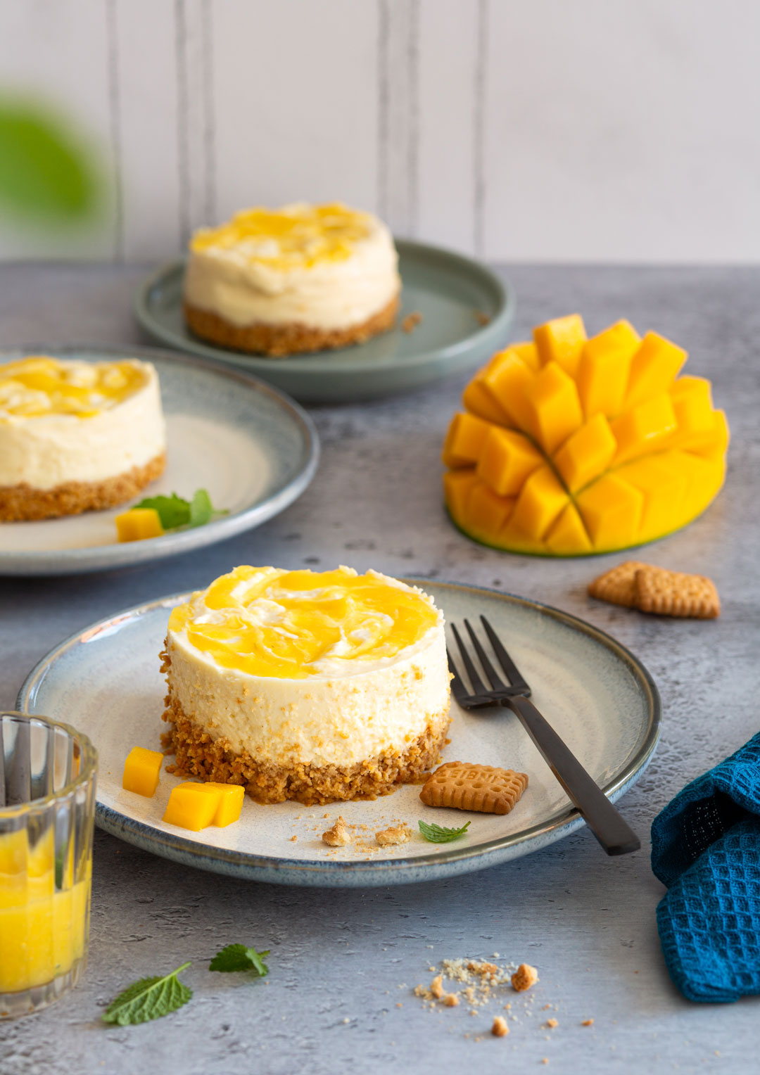 Mini cheesecakes with mango swirl